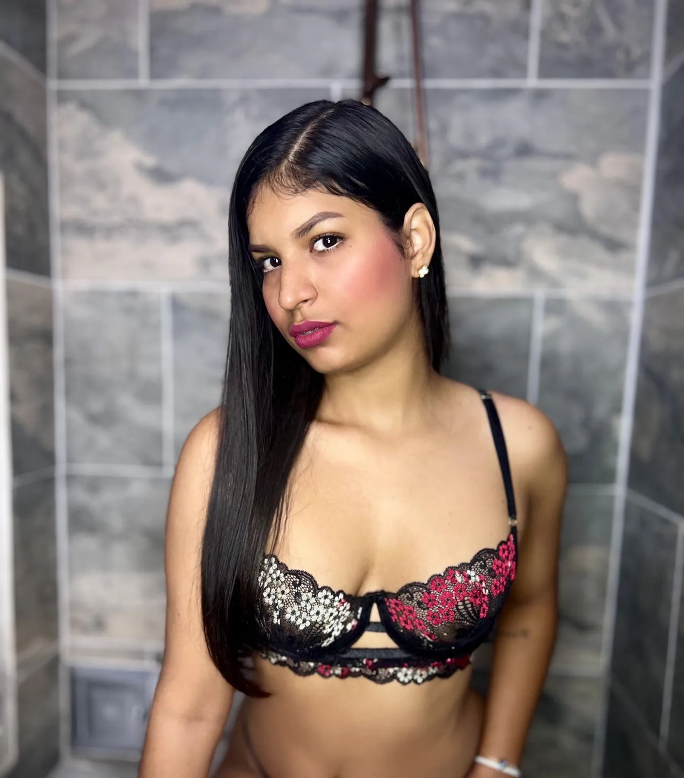 Live sex webcam photo for AnnaLoren #8492079