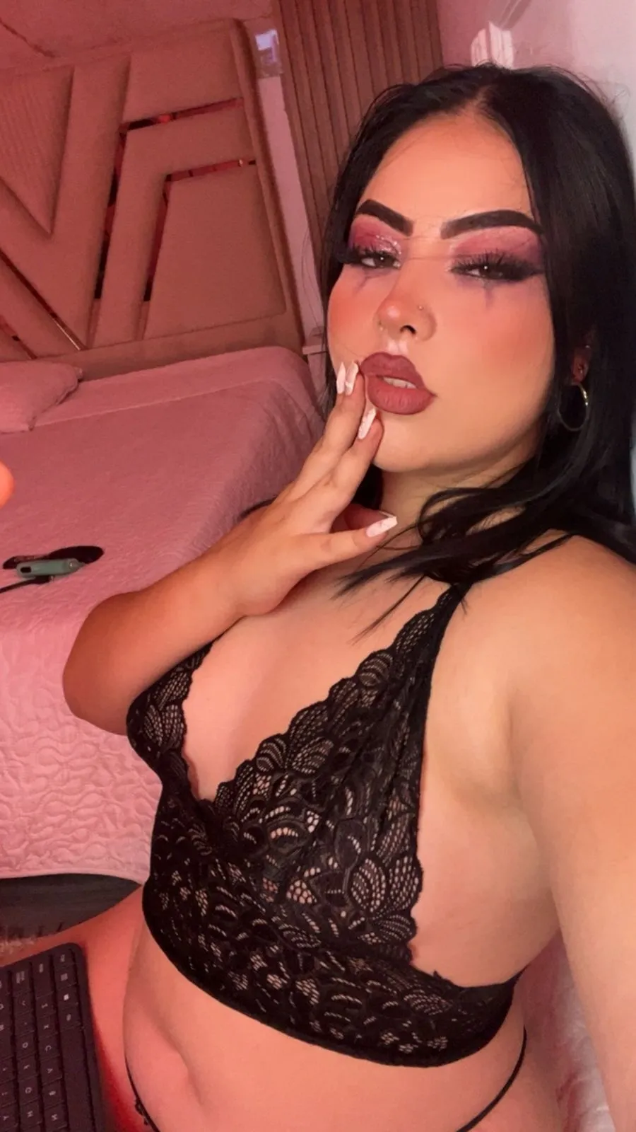 Live sex webcam photo for Emberrvelvet #8469433