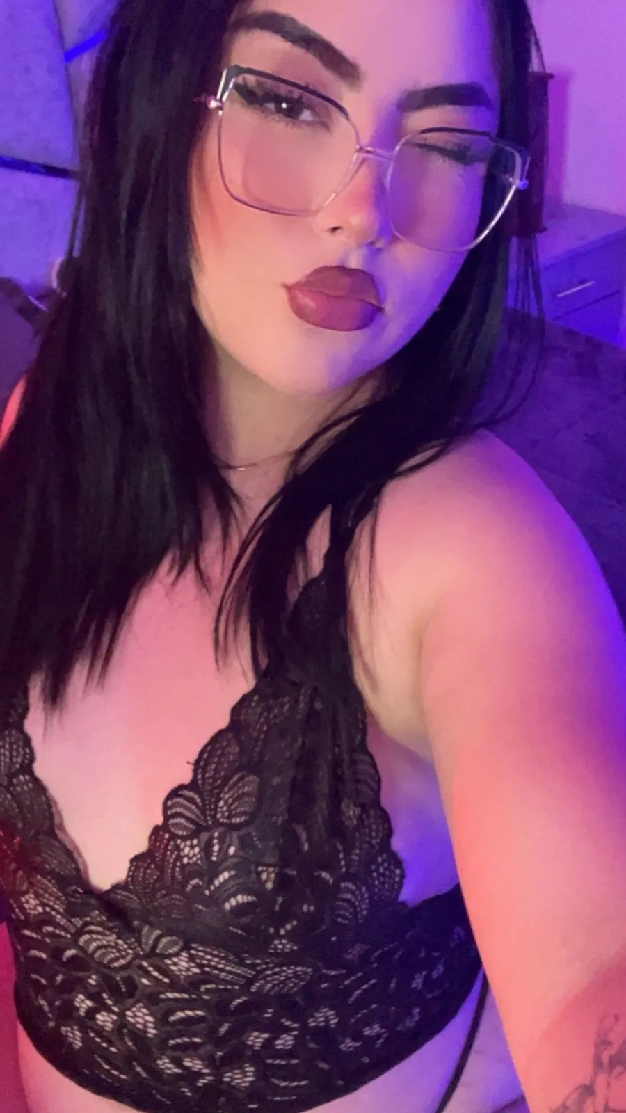 Live sex webcam photo for Emberrvelvet #8469445
