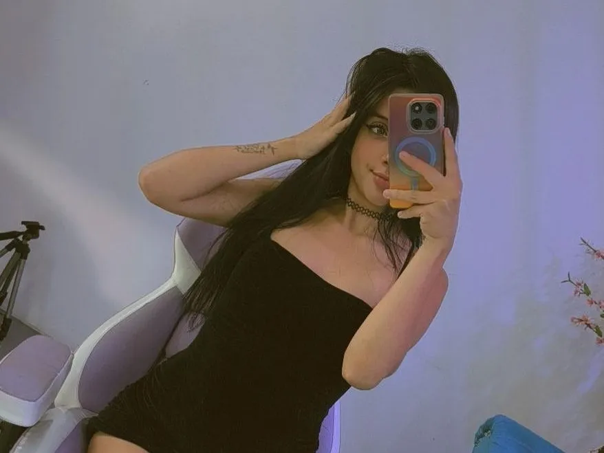 Live sex webcam photo for Chloemeww #8573765