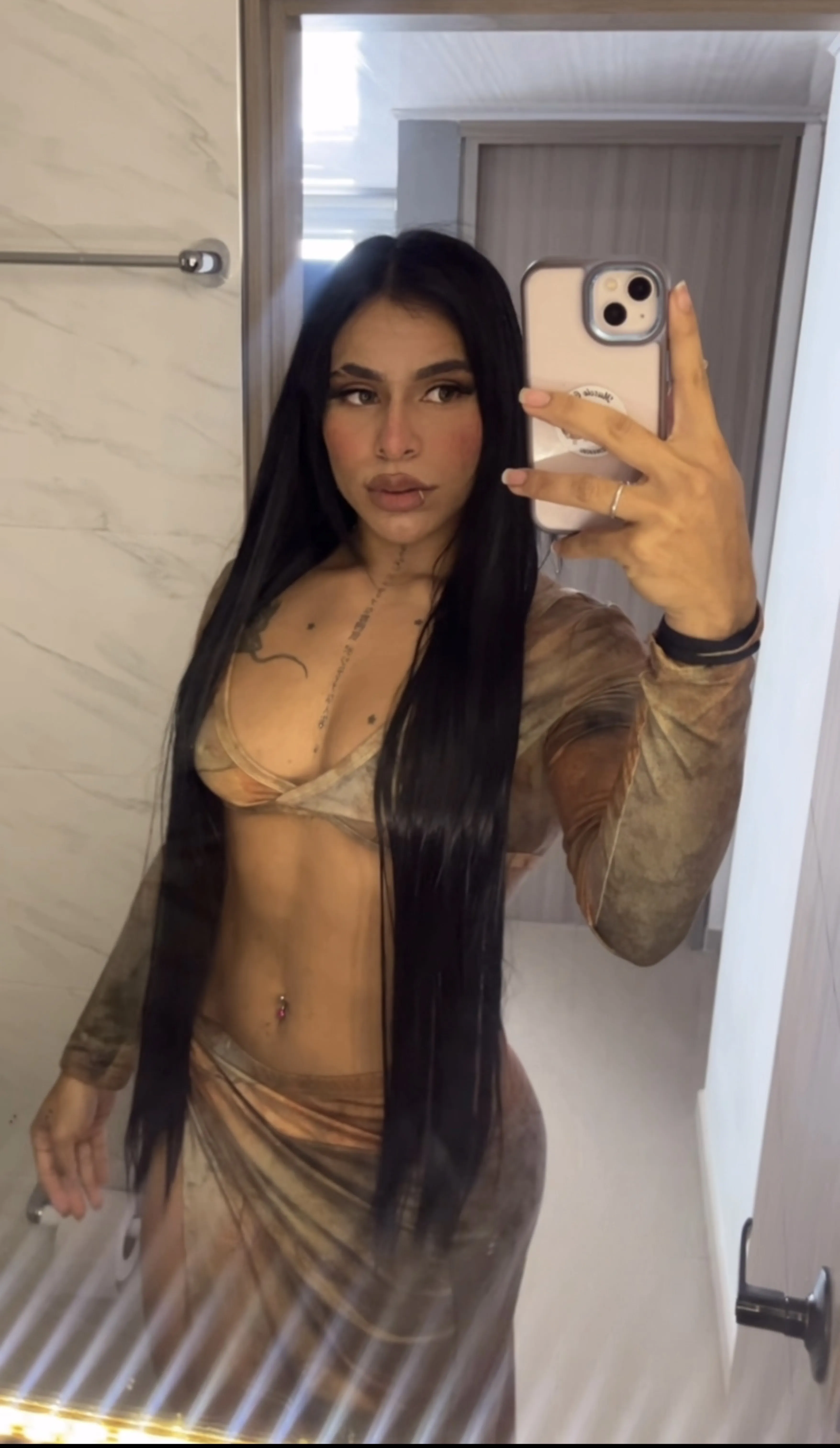Live sex webcam photo for Sara_Andrade #8496680