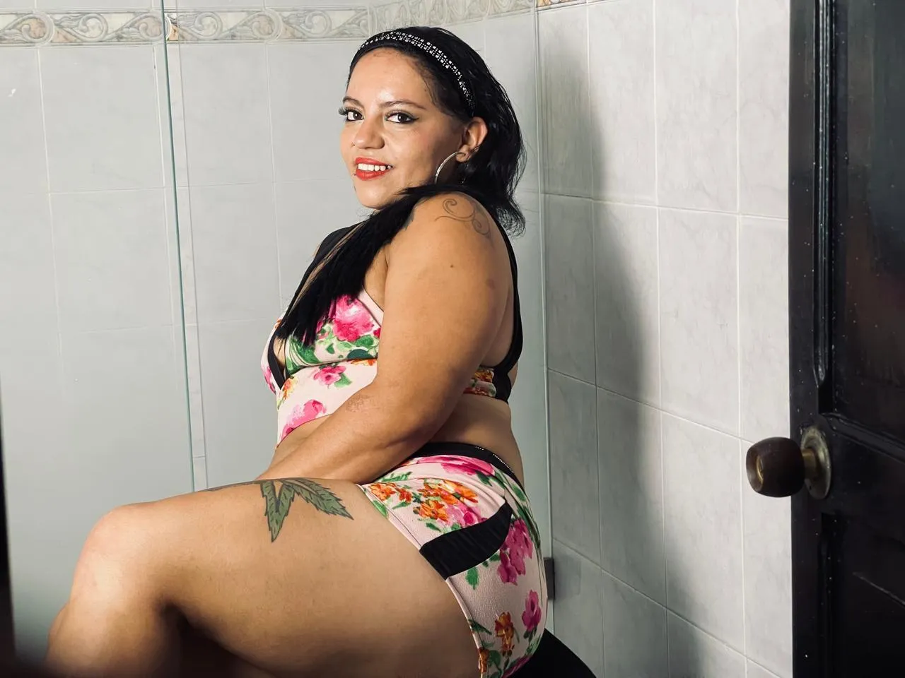 Live sex webcam photo for LetzaMonrroe #8579457