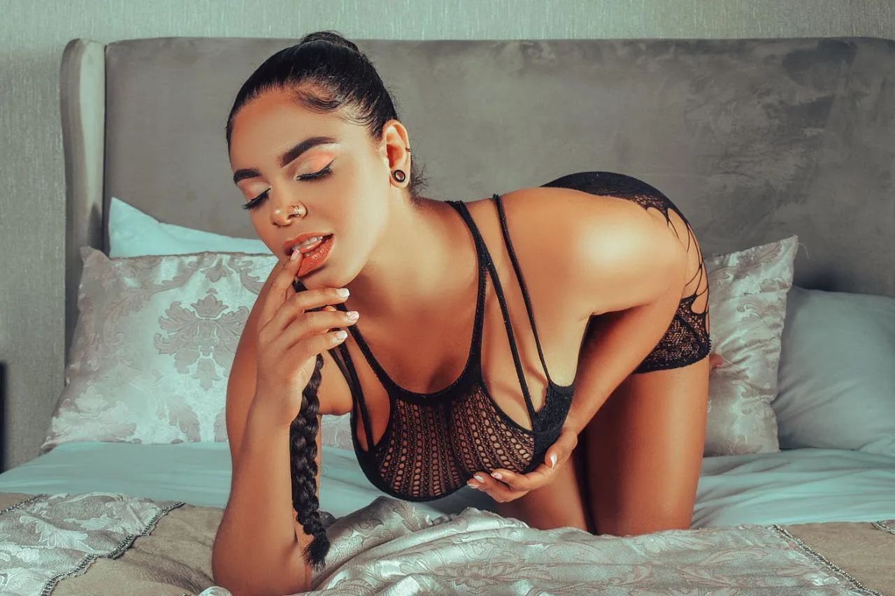 Live sex webcam photo for SERENNAWALACE #8658526