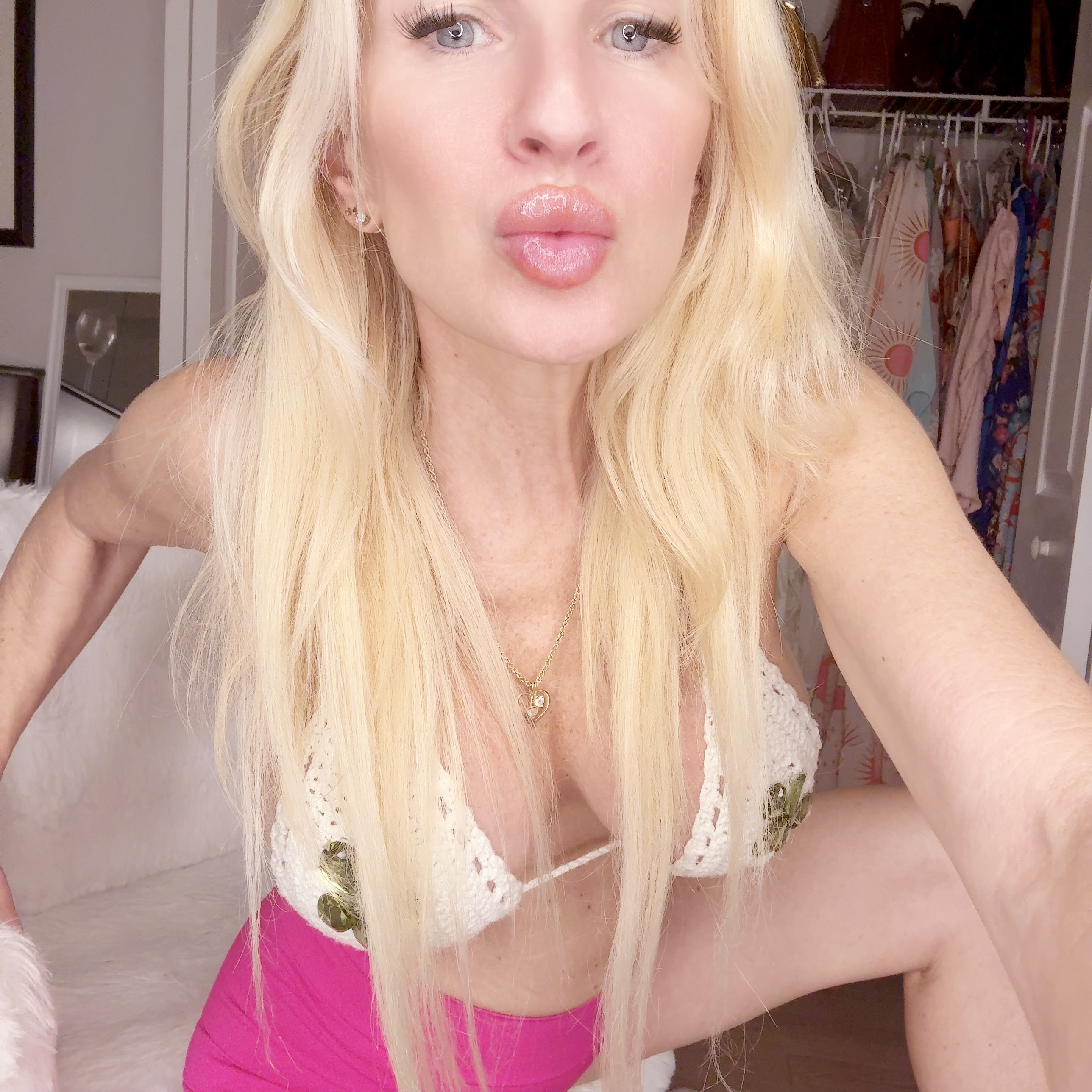 Live sex webcam photo for AngelicXXX22 #8703020