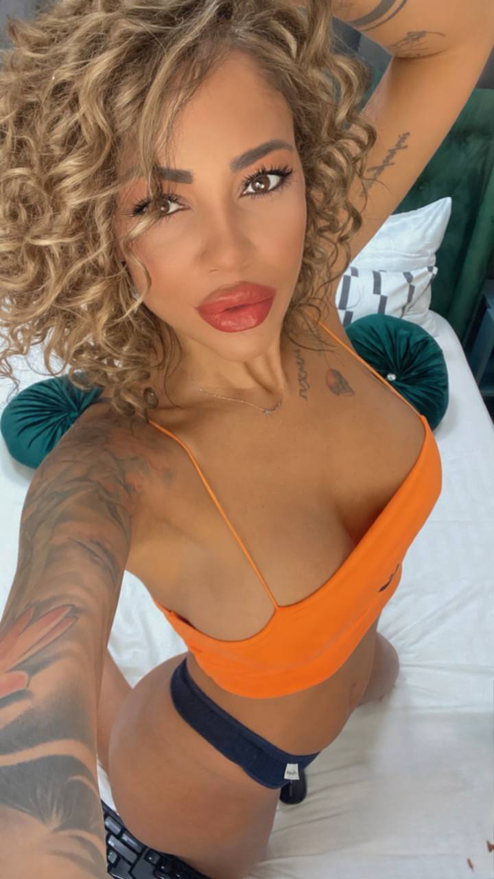 Live sex webcam photo for NaomiColle #8694428