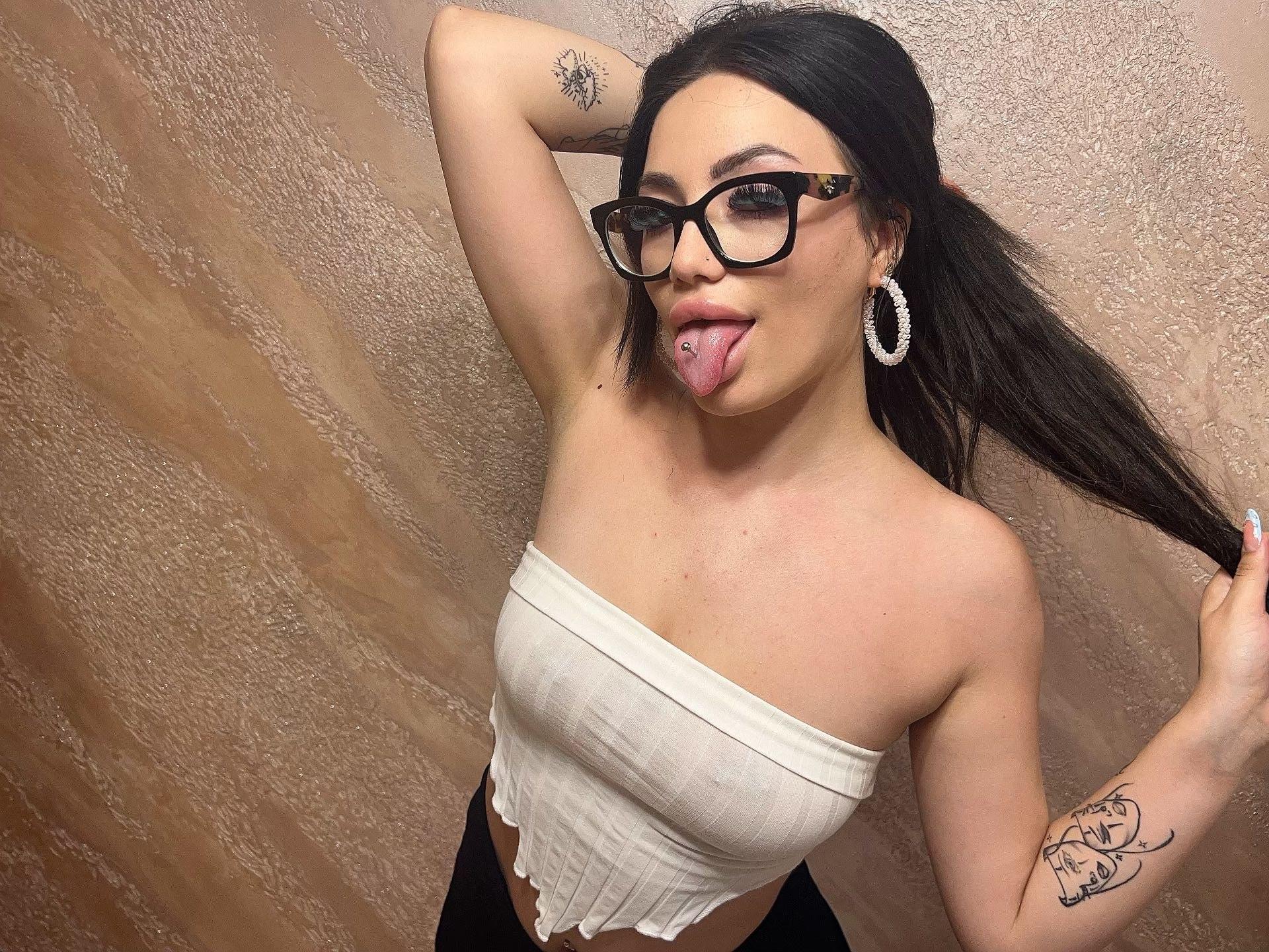 Live sex webcam photo for LisaRaee #8728999
