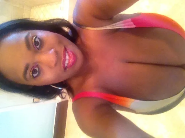 Live sex webcam photo for HugeTaTas69 #1698008