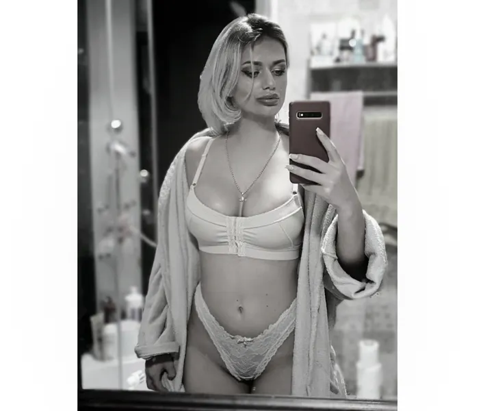 Live sex webcam photo for SarraFoxx #2255685