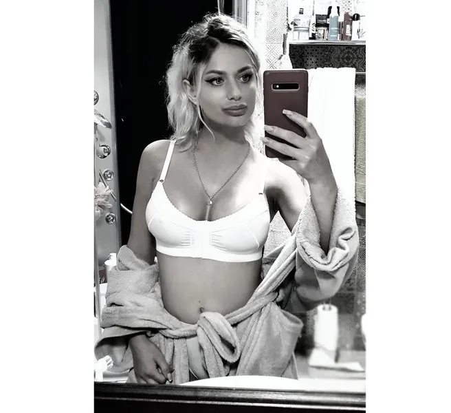 Live sex webcam photo for SarraFoxx #2255678