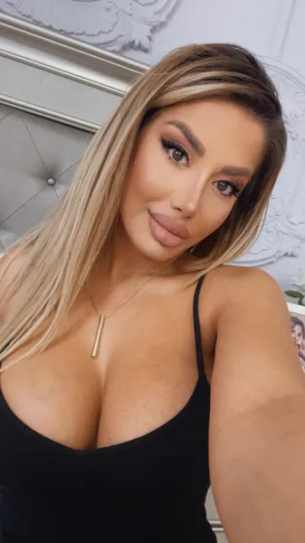 Live sex webcam photo for AylinSkyX #2383660