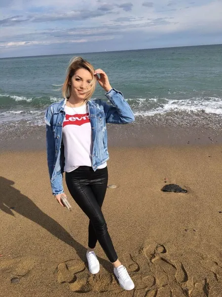 Live sex webcam photo for GlamorousHillary #1692135