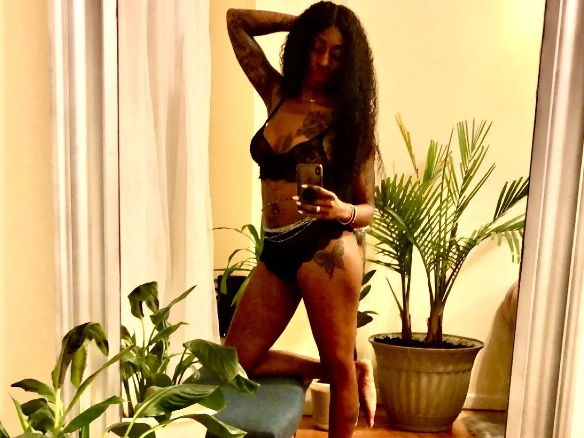 Live sex webcam photo for Ellie_Haze #4099419