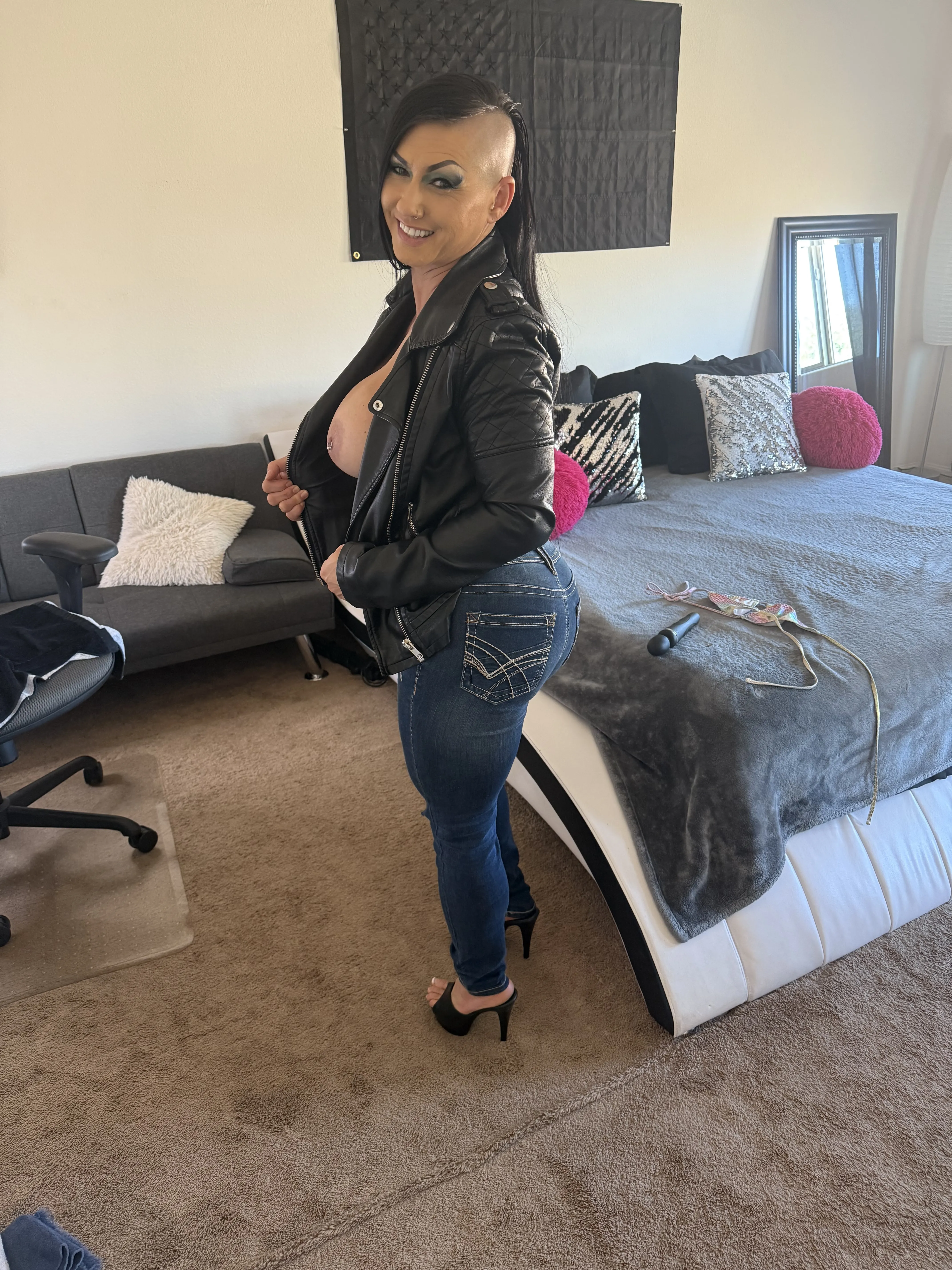 Live sex webcam photo for QueenKarma18 #7878018