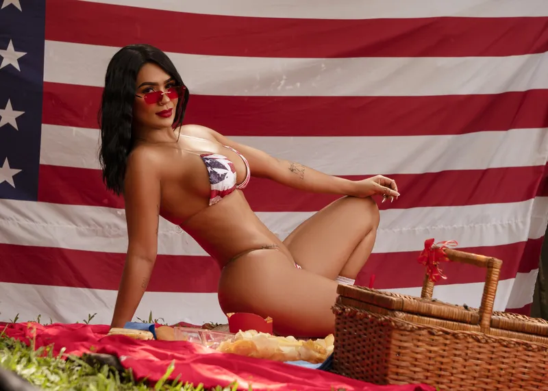 Live sex webcam photo for EmilyCurtis #6339239