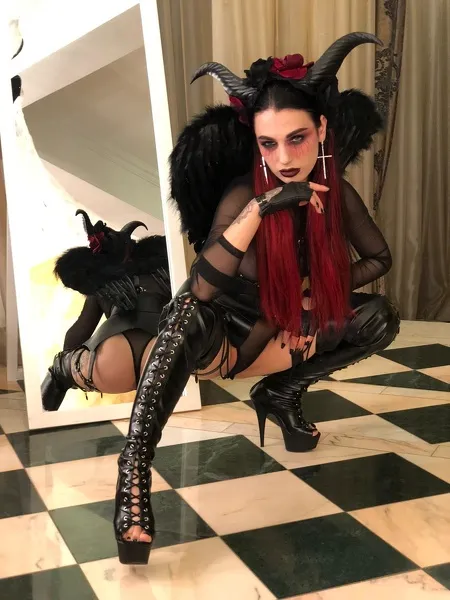 Live sex webcam photo for SelenneNoir #2135077