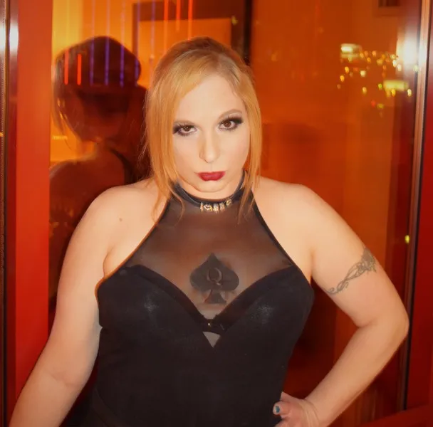 Live sex webcam photo for HotWifeSarah #7135428