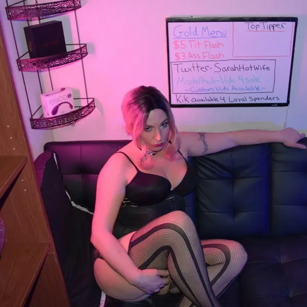 Live sex webcam photo for HotWifeSarah #7135392