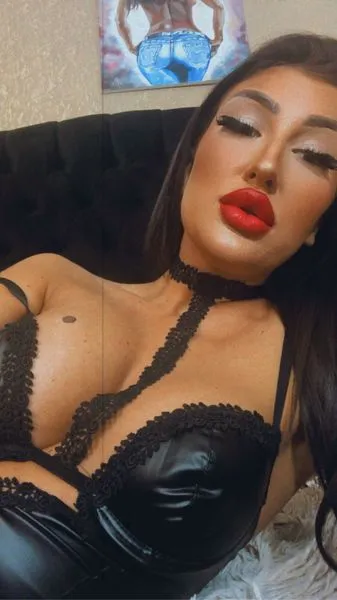 Live sex webcam photo for YvonneRiley #2544796