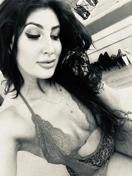 Live sex webcam photo for YvonneRiley #1859711