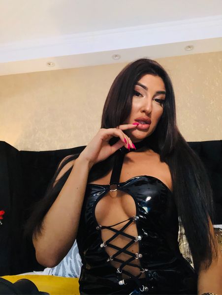 Live sex webcam photo for YvonneRiley #2295140