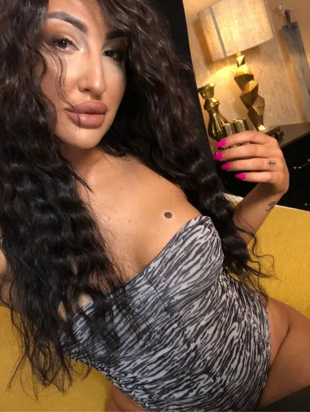 Live sex webcam photo for YvonneRiley #2295139