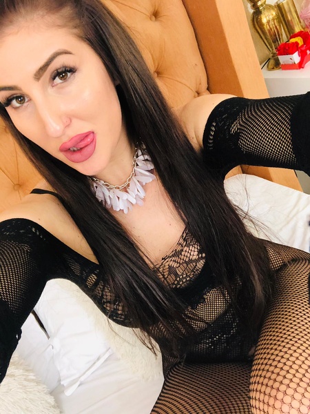 Live sex webcam photo for YvonneRiley #1859718