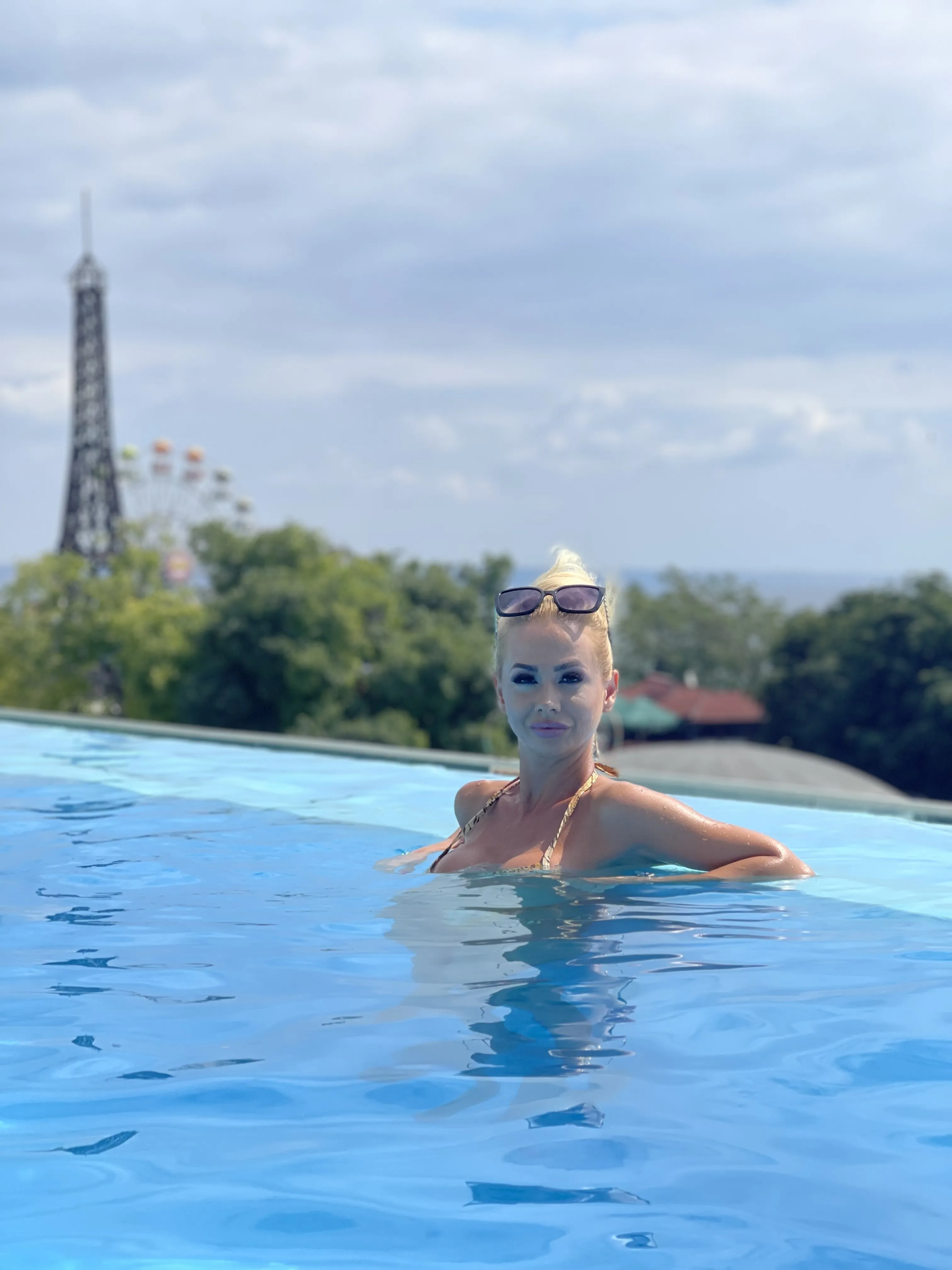 Live sex webcam photo for MoniqueBliss #7831079