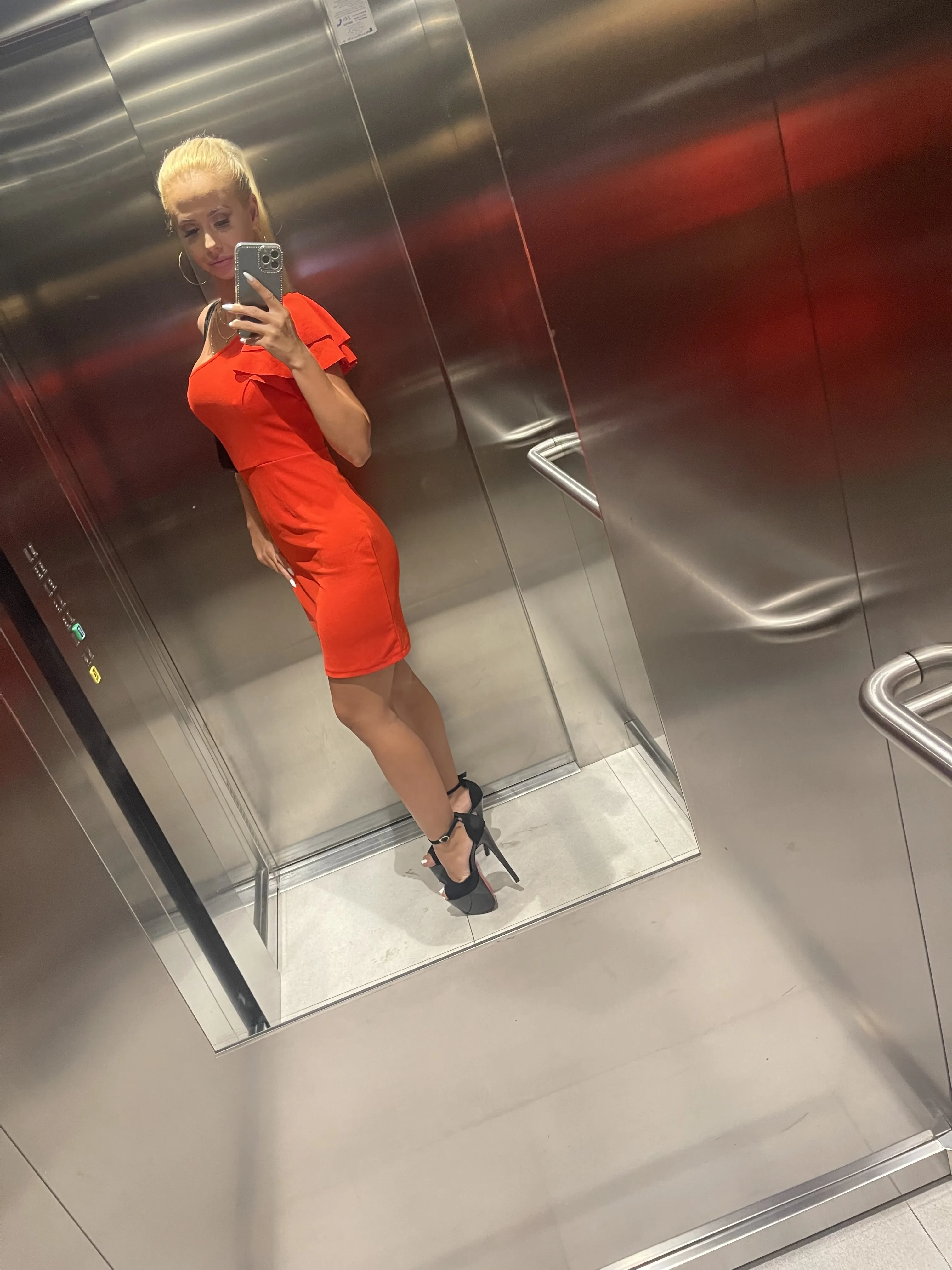 Live sex webcam photo for MoniqueBliss #7831067