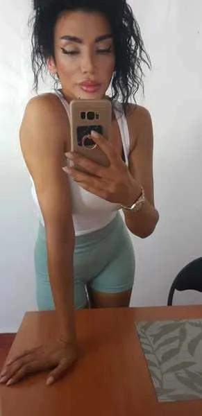 Live sex webcam photo for LoonaLux #2434467