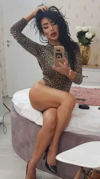 Live sex webcam photo for LoonaLux #2524939