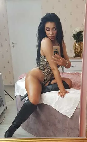 Live sex webcam photo for LoonaLux #2524943