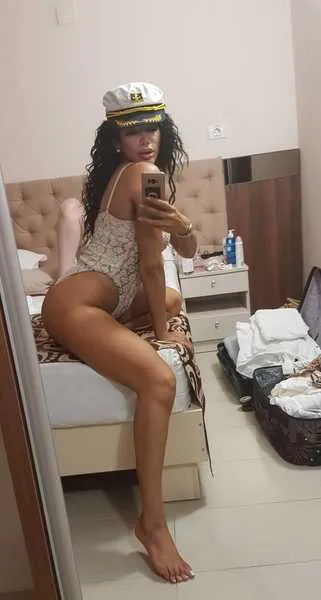 Live sex webcam photo for LoonaLux #2434465