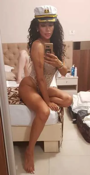 Live sex webcam photo for LoonaLux #2434460