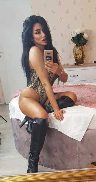 Live sex webcam photo for LoonaLux #2524940