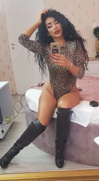 Live sex webcam photo for LoonaLux #2524941