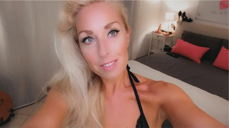 Live sex webcam photo for LisaXLuscious #2880246