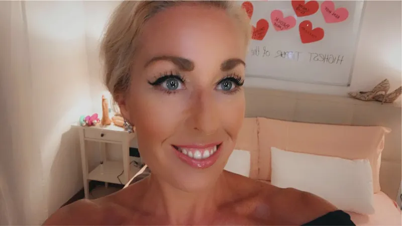 Live sex webcam photo for LisaXLuscious #2880229