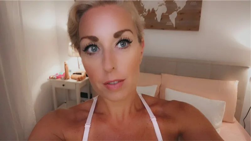 Live sex webcam photo for LisaXLuscious #2880227