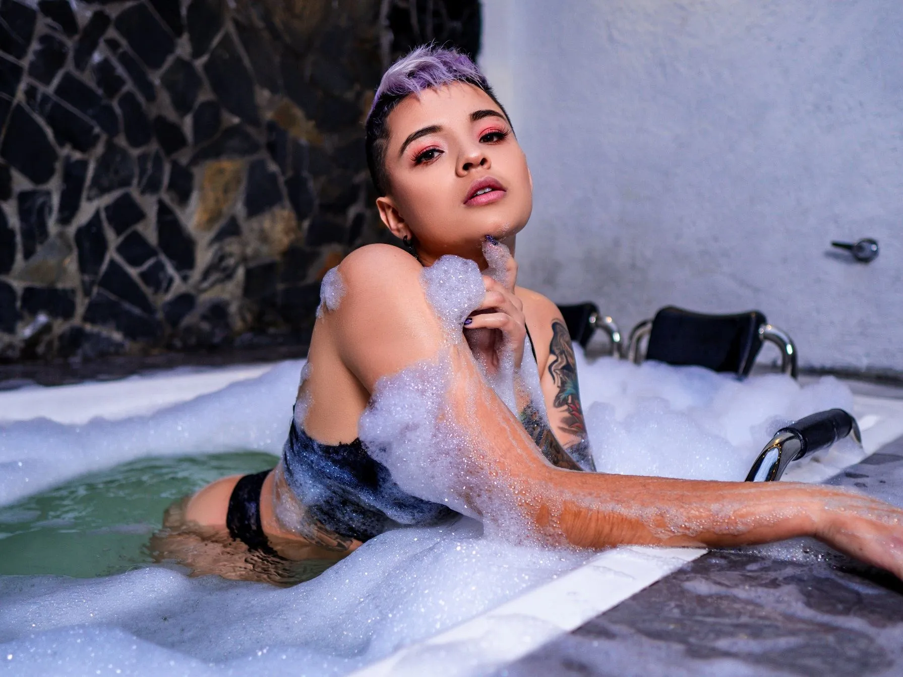 Live sex webcam photo for MiaBarton #2939359