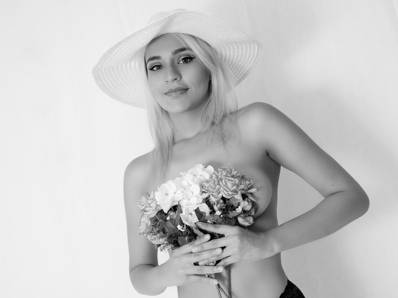 Live sex webcam photo for IzzieJohnsS #2182352