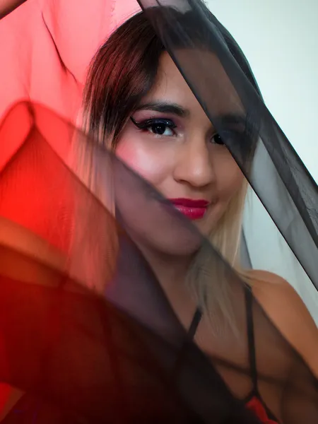 Live sex webcam photo for IzzieJohnsS #2936001