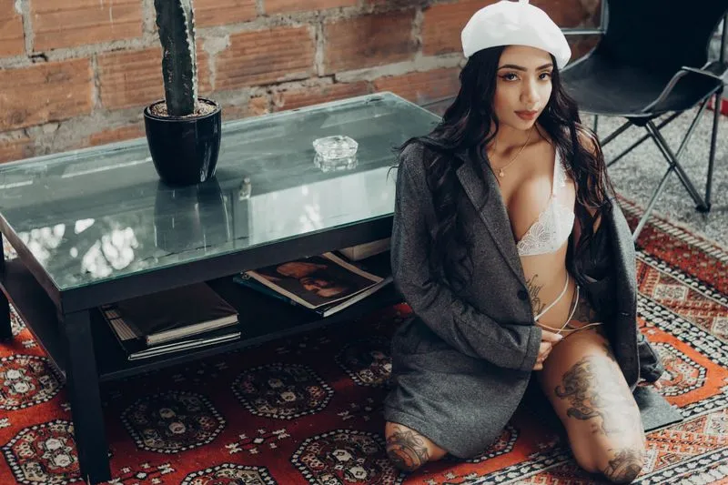 Live sex webcam photo for AlmaWest #2378159