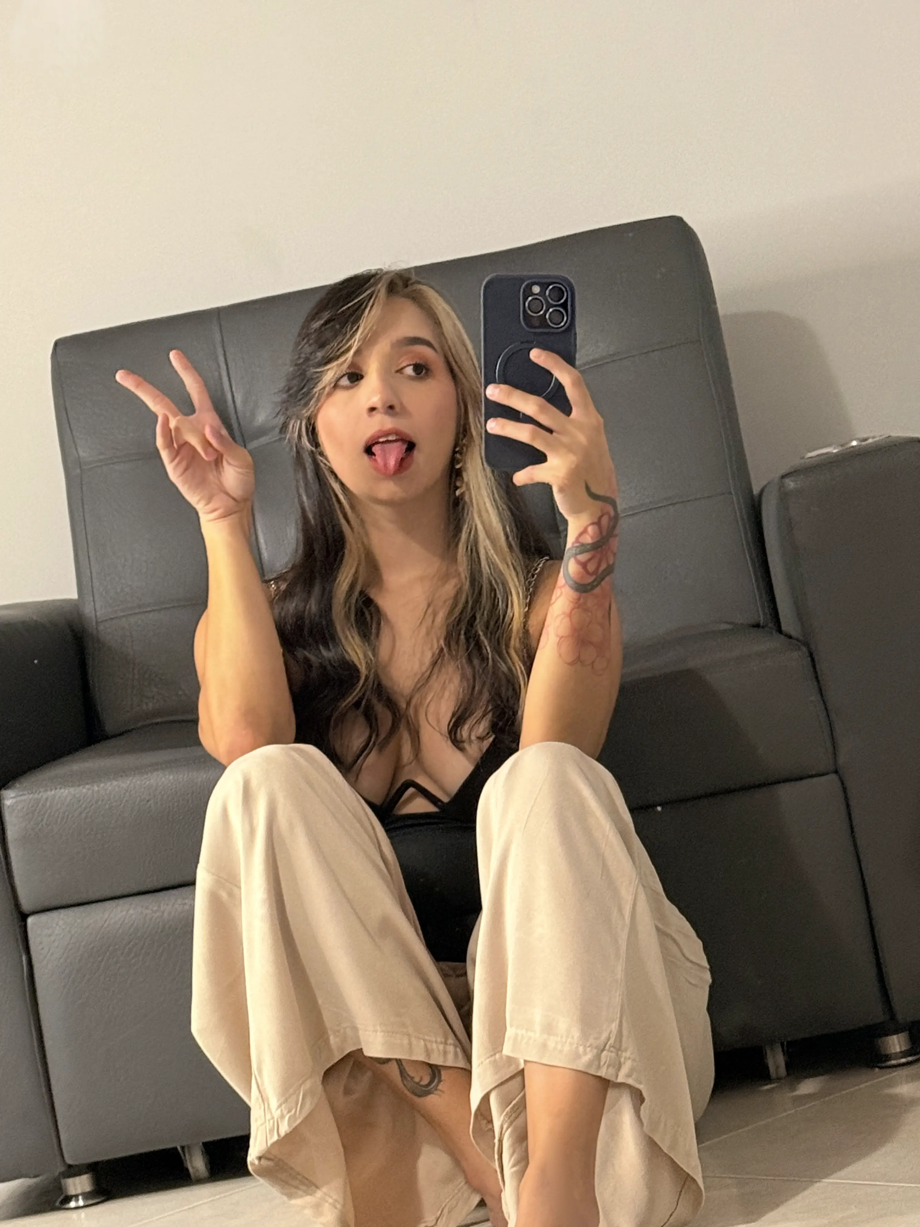 Live sex webcam photo for ArianaWolff #8693966