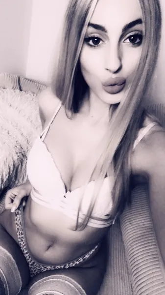 Live sex webcam photo for KaliVXX #2050273