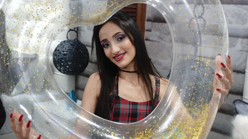 Live sex webcam photo for SarahThomson #7383890