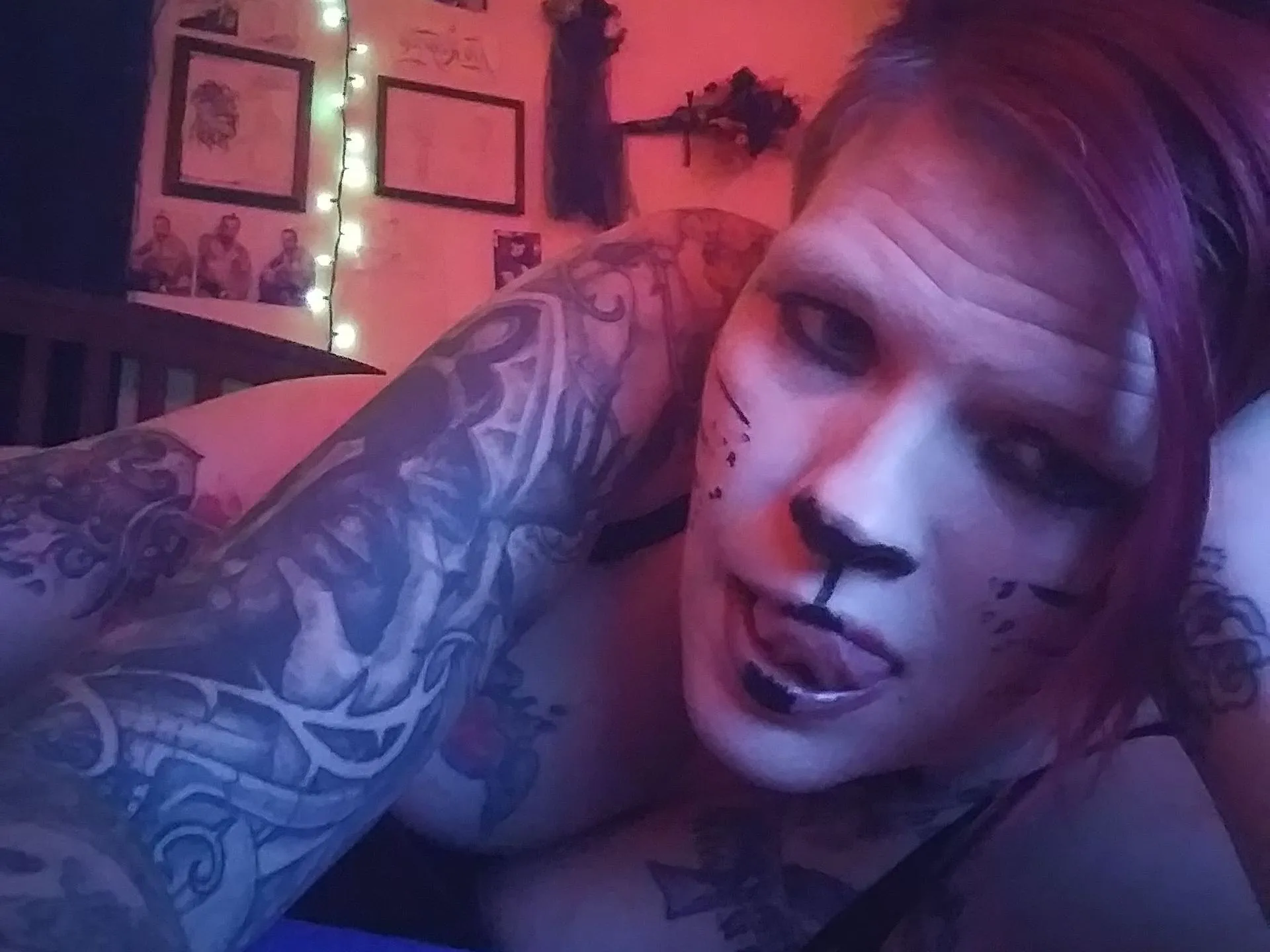 Live sex webcam photo for Tattooedqueen806 #3925345