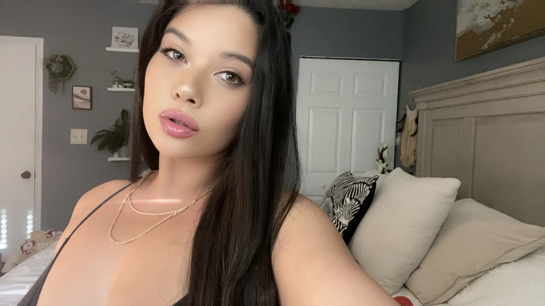 Live sex webcam photo for KensleeFaye #8015376