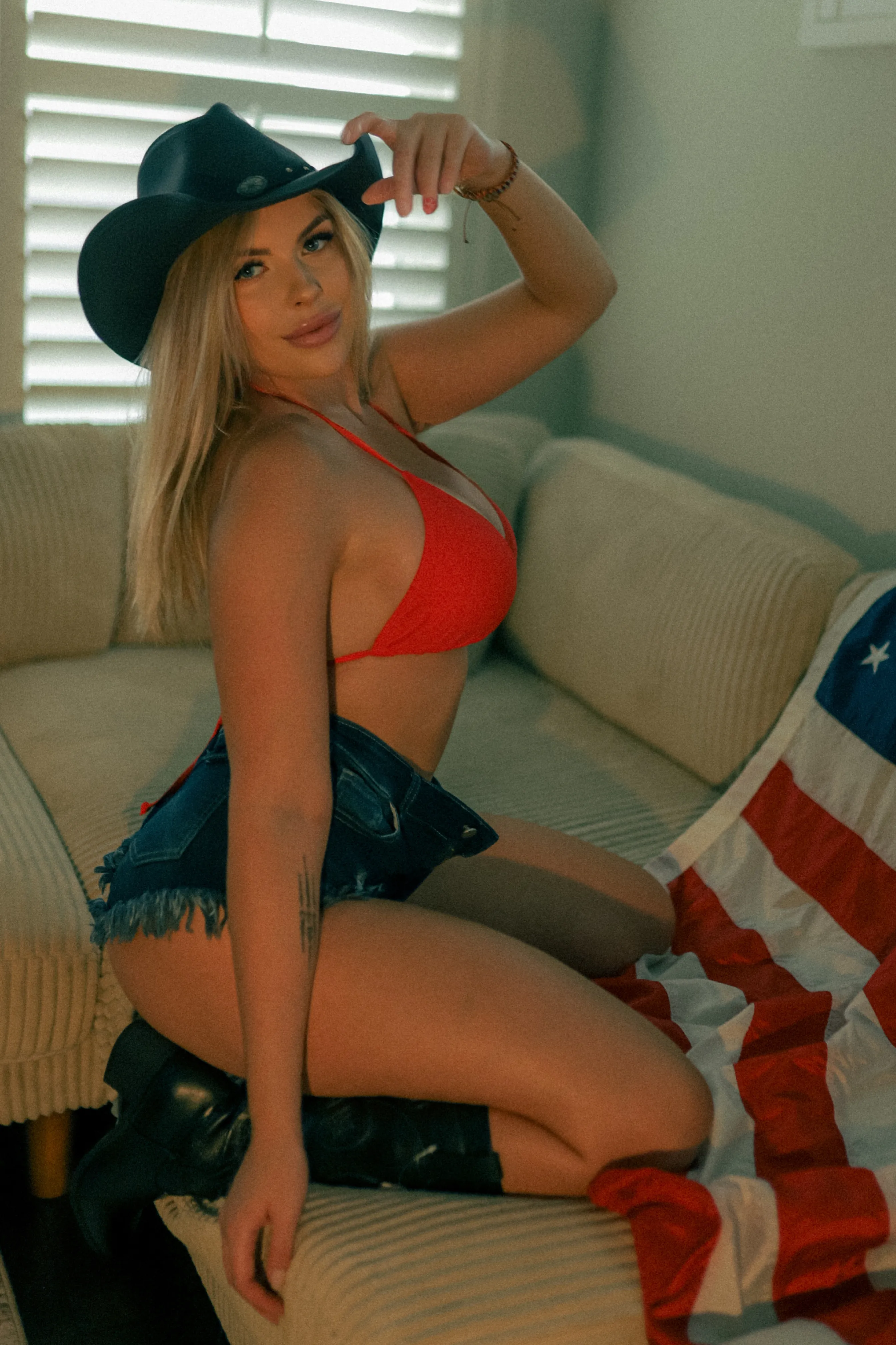 Live sex webcam photo for Queenoflove19 #8237403