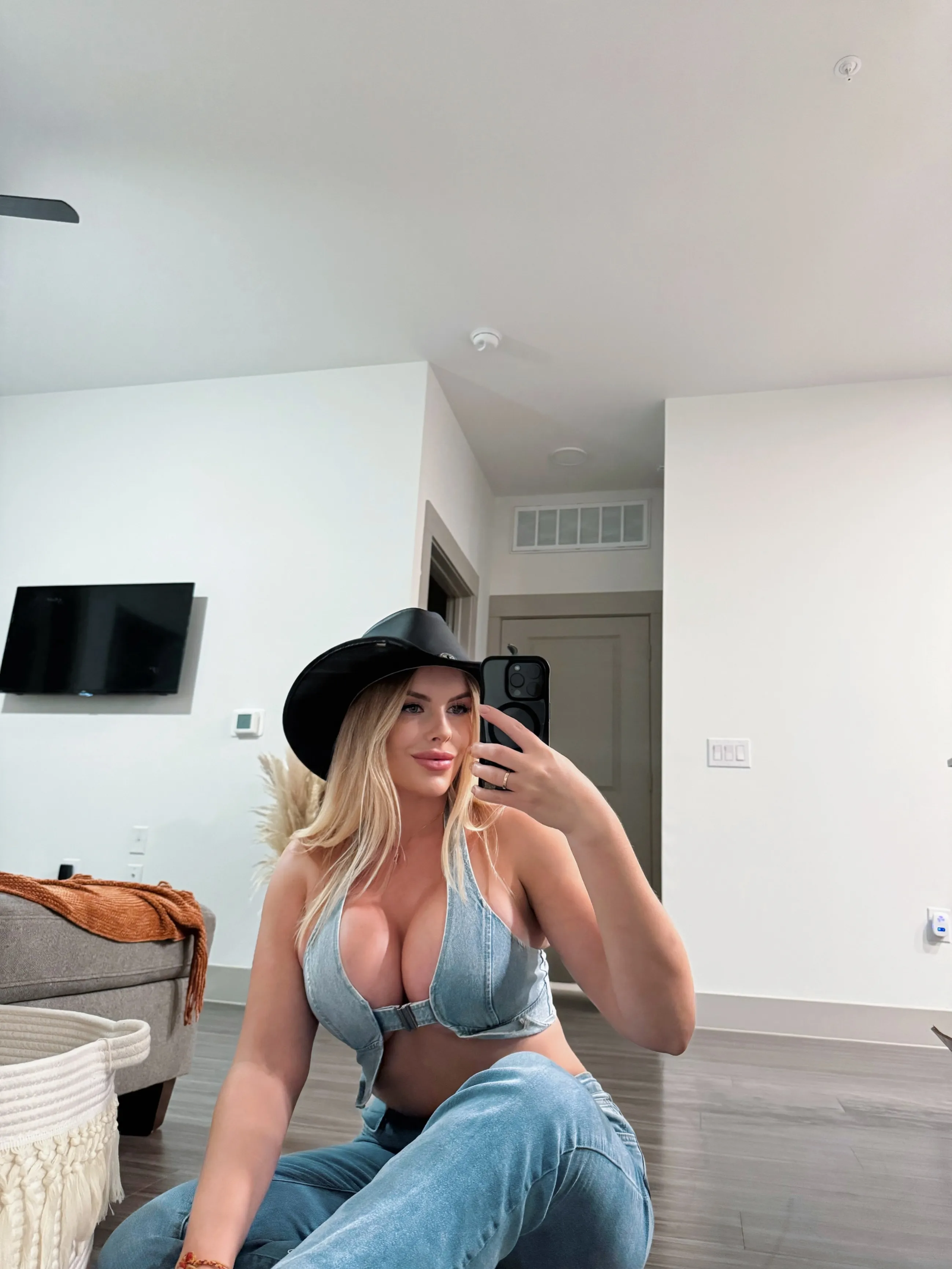 Live sex webcam photo for Queenoflove19 #8237400
