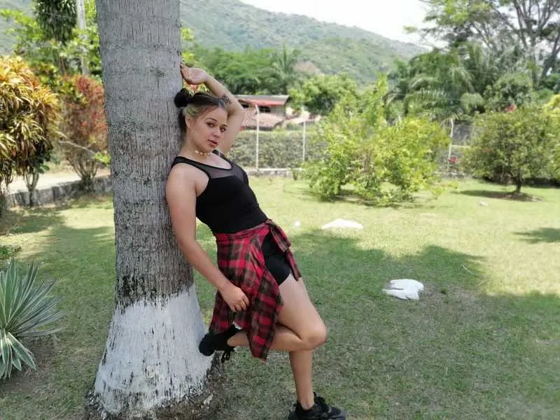 Live sex webcam photo for Julietta18 #2100773
